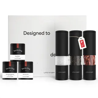 LARS NYSØM Gewürzmühlen & Gewürze Geschenkset - Salz und Pfeffermühlen Set mit Chilimühle & 3 Gewürzdosen (Salz, Pfeffer, Chili) - Durch schöne Geschenkbox eine tolle Geschenk Idee (Carbon Black)