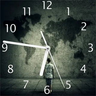 Wallario Design Wanduhr Kleiner Junge vor Weltkarte an grauer Beton-Wand aus Echtglas, Größe 20 x 20 cm - Grün