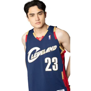 Mitchell & Ness NBA Swingman Trikot Cleveland Cavaliers #23 Lebron James – Herren Basketball Jersey – Blau, XL, Retro, Streetwear