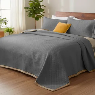 SHANNA Quilt Tagesdecken 3-teilige Set: Ganzjahres-Luxus-Kuscheldecke, Super-Queensize 220 x 240 cm Steppdecke Set mit 2 Kopfkissenbezügen 50 x 70 cm, Komfort Bettwäsche Dekor (Dunkelgrau-A)
