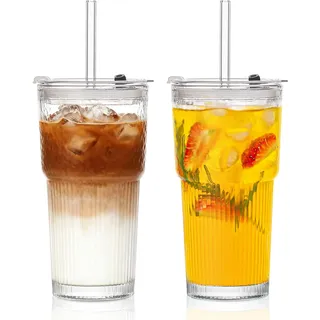 INSETLAN 530ml/18oz Glas mit Deckel und Strohhalm, 2 Stück Gerippte Glasbecher mit Deckel und Strohhalm für Eiskaffee, Saft, Smoothies & Kaltgetränke, Spülmaschinengeeignet & auslaufsicher (2)