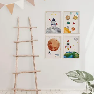 MeinBaby123® Kinderzimmer Poster Astronaut | 4er Set Poster DIN A4 | Weltall Raketen Planeten | Kinderzimmer Deko Mädchen Junge | Babyzimmer | Wandposter Premium (Astronaut V4)