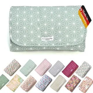 Blausberg Baby – Wickelunterlage für unterwegs, faltbare Wickel-Clutch aus beschichtetem Stoff, wasserdicht & abwaschbar, kompakt für Handtasche, nachhaltig (Happy Star Grün)