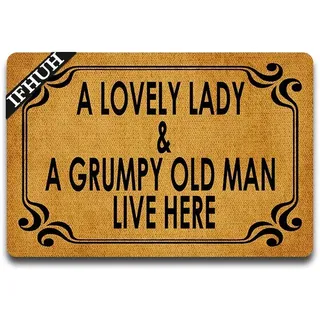 IFHUH Fußmatte mit Aufschrift „A Lovely Lady and A Grumpy Old Man Live Here“, lustige Fußmatte mit Sprüchen, lustige Welcome-Matte für drinnen und draußen, Teppich 59.9 cm (B) x39.9 cm (L)