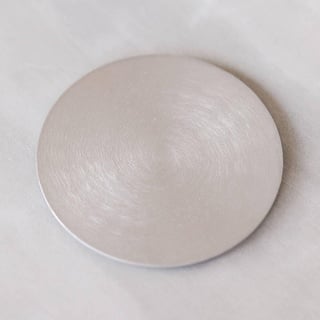 MOMENTU® Kerzenteller rund Aluminium gebürstet [Silber - Handarbeit] Ø 10 cm - Kerzenständer Stumpenkerzen, Kerzenhalter Stumpenkerzen, Kerzenuntersetzer, Taufkerze, Kommunionskerze