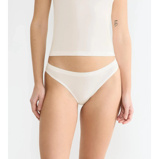 Tanga SLOGGI "GO Sense", Damen, Gr. S, weiß (silk weiß), Single Jersey, Obermaterial: 88% Modal, 12% Elasthan, figurbetont, Unterhosen Tanga, Modalmix, nahtlos, flacher Saum, elastisch, weich