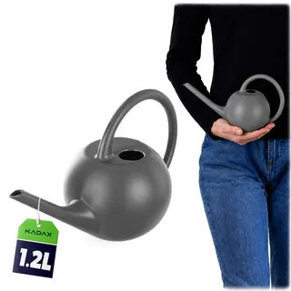 KADAX Gießkanne 1,2L, kleine Blumengießkanne aus Kunststoff für Zimmerpflanzen, Giesskanne mit langem Ausgießer für einfache Bewässerung, Gartengießkanne (Grau)