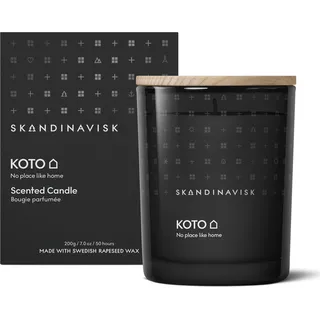Skandinavisk KOTO 'Zuhause' Duftkerze. Duftnoten: Vanilleschoten und getrocknete Orangenschalen, baltischer Bernstein und Vintage-Ledermöbel. 200 g.