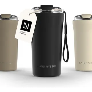 LARS NYSØM Thermo Kaffeebecher to go mit Trageschlaufe & Tritan Deckel | Travel Mug 0,5 Liter mit Isolierung | Auslaufsicherer Edelstahl Thermobecher für Café & Tee (Carbon Black, 500ml)