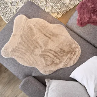 Astra Hochwertiger Kunstfell Teppich flauschig - Teppich Wohnzimmer - Hochflorteppich Lammfell Schaffell Accessoire - Dekofell beige Shape 40 x 60 cm