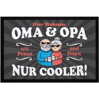 MoonWorks® Fußmatte Geschenk Hier wohnen Oma und Opa Großeltern lustige Geschenkidee Weihnachten rutschfest & waschbar schwarz-2 60x40cm