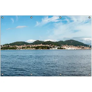 Wallario Outdoor-Poster für Garten oder Balkon, Motiv Stadt zwischen Bergen und Meer, in ca. 100 x 150 cm - Blau