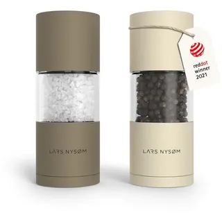 LARS NYSØM Salz und Pfeffermühle Set aus Edelstahl mit einstellbarem Keramikmahlwerk I Pfeffermühle und Salzmühle I Manuelle Gewürzmühlen (2 Stück) (Brown/Beige)