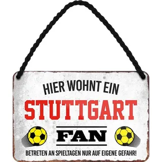 WOGEKA ART Retro Blechschild - Hier wohnt ein Stuttgart Fan Fußball - witziger Spruch Geschenk-Idee Geburtstag Weihnachten Deko 18x12 cm Vintage-Design Hänge-Schild Metall HS38