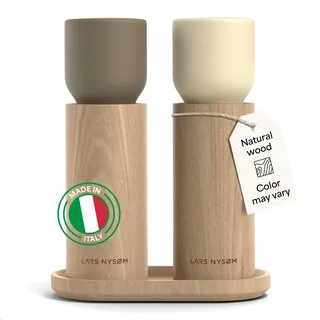 LARS NYSØM Salz und Pfeffermühle Holz Set - Manuelle Holzmühlen mit Keramikmahlwerk und Untersetzer - Große Pfeffermühle & Salzmühle für Grobes Salz - Gewürzmühle für Küche oder Tisch (Brown/Beige)