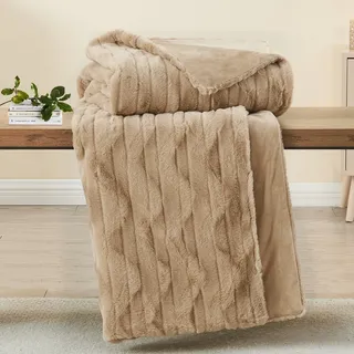 Qucover Kuscheldecke Flauschig, Kuscheldecke 150x200, Warme Kuscheldecke Braun, Felldecke, Flauschige Wohndecke, Weich Sofadecke, Couchdecke, Kunstfelldecke, Flauschige Decke für Couch und Bett