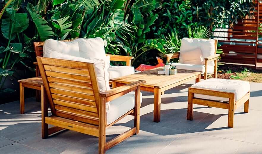 Garten mit Loungemöbelset aus Holz auf Terrasse