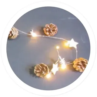 Levitantes Batteriebetriebene LED-Lichterkette mit Sternen, Tannenzapfen und Bäumen, ideal für Partys und Weihnachtskreationen.
