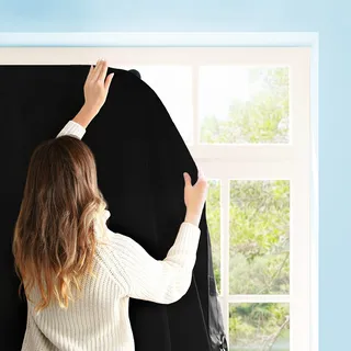 Aycorn Tragbares Verdunklungsrollo mit Saugnäpfen - Reise Verdunklungsvorhang für Schlaf- und Kinderzimmer - Verstellbar, 130x200cm - Verdunklungsrollo ohne Bohren, inkl. Klebebänder - Schwarz