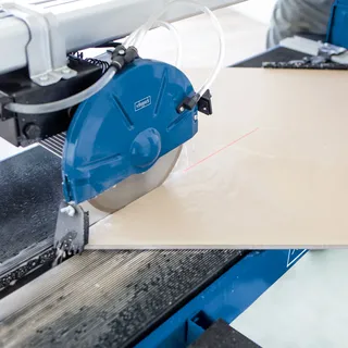 Scheppach Fliesenschneider FS4700 | 230 V Spannung | 1200 W Motor | 1200 x 40 mm | Fliesenschneidemaschine | 230 mm Diamanttrennscheibe