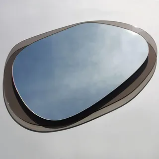 Eleganter dekorativer Spiegel mit schwarzem Rahmen