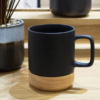 New Home Schwarze Kaffeetasse mit Griff und Untersetzer, Tasse 430 ml, Steingut, Frühstück mit Untertasse aus Bambus