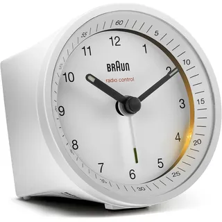 Klassischer analoger Funkwecker von Braun für die Mitteleuropäische Zeitzone (MEZ/GMT+1) mit Schlummerfunktion und Beleuchtung, ruhigem Uhrwerk, Crescendo-Alarm in Weiß, Modell BC07W-DCF