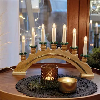 Hellum Schwibbogen Weihnachten, Fensterbeleuchtung Weihnachten innen, 43x27cm mit 7 Kerzen (+ Ersatz) und Goldleiste, Lichterbogen Schwippbogen mit Strom und Schalter 151800