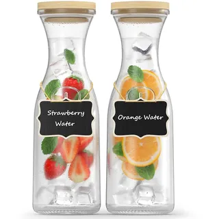 2er Set Glaskaraffe 1 Liter, Wasserkaraffe mit Deckel | Dickere und Stärkere Glas Karaffe, Glaskrug für Getränke, Weinkaraffe, Karaffe Set Inkl. 2 Tafeletiketten aus Holz