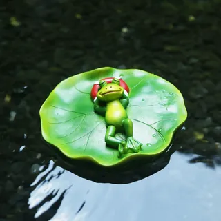 Skeadex Teichdeko Miniteich Schwimmfrosch Figuren,Harz Frosch Gartenfiguren für Draußen Wetterfest,Schwimmdeko Miniteich Frosch Figur mit Lotusblatt,Frosch deko für Garten Zinkwanne Teich Balkon (B)