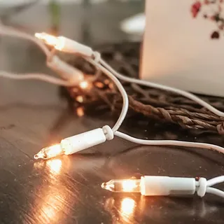 hellum 50er Lichterkette innen warmweiß für Weihnachtsbaum, Kabel weiß | Lichterkette mit Stecker, beleuchtete Länge 7,35 m, Mini Pisellokerzen für Christbaumbeleuchtung, Fenster <59lm 835083