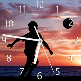 Wallario Design Wanduhr Fußball - Kleiner Junge spielt im Abendrot aus Echtglas, Größe 20 x 20 cm - Schwarz
