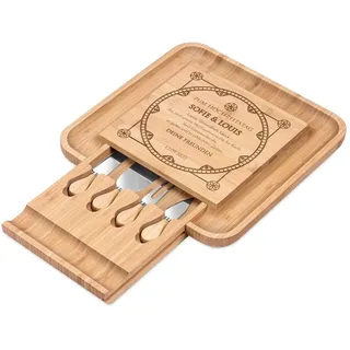 Maverton Käsebrett Servierplatte mit Gravur + 4er Käsemesser Set, aus Holz | 34X34cm, Geschenke für Paare zur Hochzeit zum Hochzeitstag, Glückwünsche