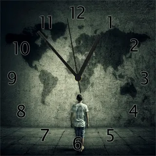 Wallario Design Wanduhr Kleiner Junge vor Weltkarte an grauer Beton-Wand aus Echtglas, Größe 30 x 30 cm - Grün