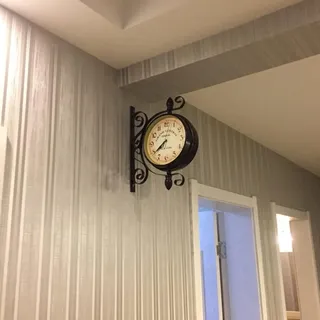 Doppelseitige Retro Antike Stil Wanduhr - Bahnhofsstundenuhr mit Gusseisen-Design - Batteriebetriebene Uhr mit arabischen Ziffern für Garten, Flure und Bahnhöfe