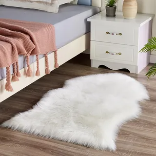 HARESLE Kunstfell Teppich,Bettvorleger Schlafzimmer Teppich,Weiß Fellteppich Wohnzimmer,Lammfell Teppiche Schlafzimmer Flauschig,Teppiche Waschbar Kinderzimmer(Weiß-Unregelmäßig, 60x 90 cm)