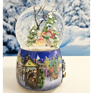 Weihnachts-Schneekugel mit Musik | Schneekugel Winterspaziergang mit Familie | Sockel Winterlandschaft Weihnachtsmarkt mit Haus | 100mm breit, 140mm hoch | mechanische Spieluhr | 20265