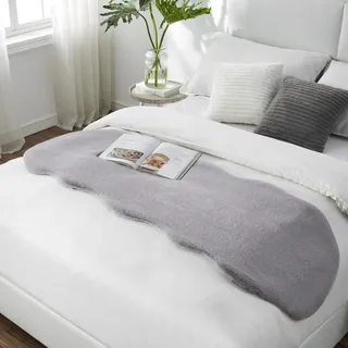 Teppich Wölkchen Fellteppich, Kunstfell Teppich Waschbar, Hasenfell Imitat, Kaninchenfell, Kurzfell - Tischläufer Fell, Fell Läufer Flur, Bettläufer - Grau - 55x160cm