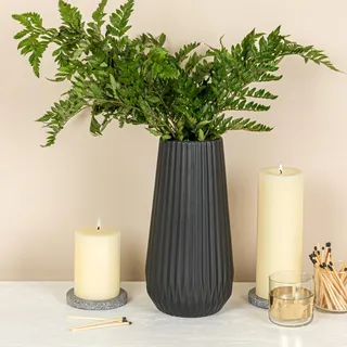 Bloomingville Runde Steinzeug-Vase mit Faltendesign und geprägten Linien, Matt Schwarz