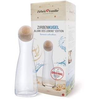 Zirben Familie® das Original ZirbenKugel Set Wasserkaraffe | Verleiht dem Wasser eine besondere Note | 1 Liter SPIEGELAU Karaffe aus Kristallglas mit Deckel aus ZirbenHolz | Blume des Lebens Edition