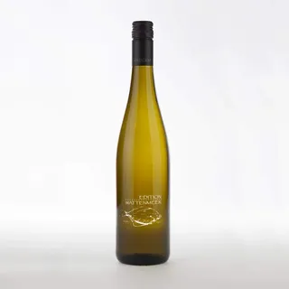 Edition Wattenmeer, Motiv: Scholle, Weißburgunder aus Rheinhessen in Gravur-Flasche, INKLUSIVE geschmackvoller Geschenkverpackung.