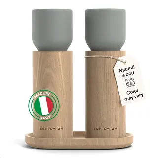 LARS NYSØM Salz und Pfeffermühle Holz Set - Manuelle Holzmühlen mit Keramikmahlwerk und Untersetzer - Große Pfeffermühle & Salzmühle für Grobes Salz - Gewürzmühle für Küche oder Tisch (Ash Gray)