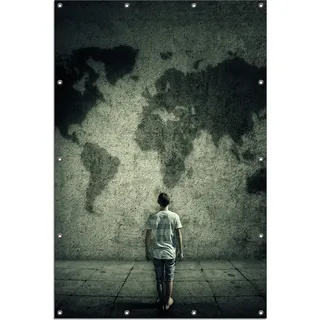 Wallario Outdoor-Poster für Garten oder Balkon, Motiv Kleiner Junge vor Weltkarte an grauer Beton-Wand, in ca. 120 x 180 cm - Grün
