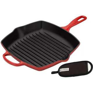 Le Creuset Gusseisen Grillpfanne Signature quadratisch 26 cm, kirschrot & Le Creuset Griffüberzug Klassik schwarz
