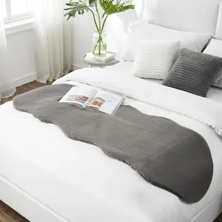 Teppich Wölkchen Fellteppich, Kunstfell Teppich Waschbar, Hasenfell Imitat, Kaninchenfell, Kurzfell - Tischläufer Fell, Fell Läufer Flur, Bettläufer - Dunkelgrau - 55x160cm