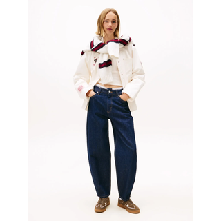 Tapered-fit-Jeans TOMMY JEANS "JEANIE BALLOON DI4156", Damen, Gr. 30, Länge 28, denim schwarz, Denim/Jeans, Obermaterial: 99% Baumwolle, 1% Elasthan, unifarben, relaxed fit knöchellang, Jeans Tapered-fit-Jeans