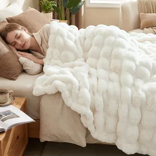 DREAMNINE Bubble Kaninchenfellimitat-Überwurfdecke, 130 x 150 cm,Creme-Weiß | wendbare Bubble-Überwurfdecke. Ausfallsicheres Plüschmaterial für Schlafzimmer, hochwertiges Festtagsgeschenk für jedes Alter