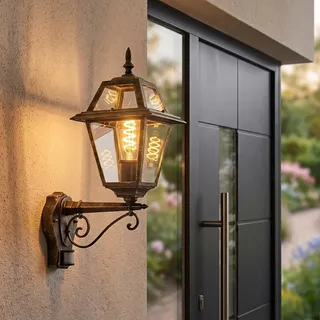 HOFSTEIN Außenwandleuchte Fornelos, Außenwandlampe mit Bewegungsmelder aus Metall/Glas in Schwarz/Gold/Klar, Wandleuchte außen im Retro/Antik/Landhaus-Design, Garten, Außenbereich, Terrasse, E27, IP44
