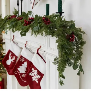 Anna's Whimsy Weihnachtskranz, Künstliche Girlande, Winterlicher Roter Beerenkranz, Künstliche Eukalyptus Kränze Für Innen- Und Außendekoration Bei Winterfesten (192 cm)