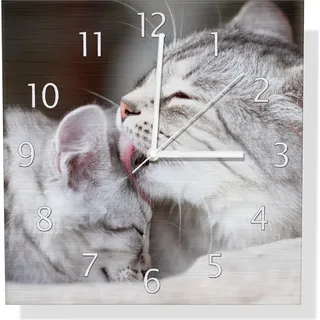 Wallario Design Wanduhr Süße kleine getigerte Katzenbabys aus Aluverbund, Größe 30 x 30 cm - Braun
